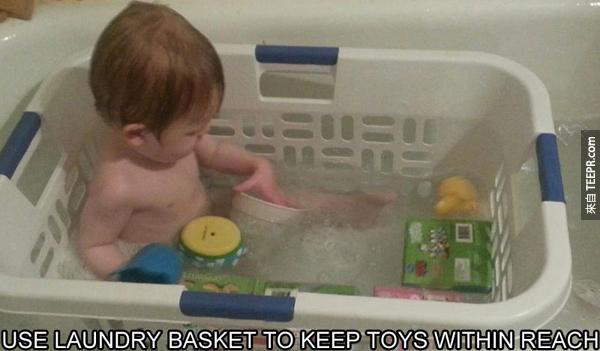 21.) 用一個洗衣籃管制小朋友+玩具。