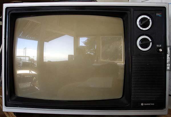 21.) “電視不會成為主流，因為大多數的人會對每晚坐在那看著一個箱子很快就感到厭倦。.” – 達里爾·扎努克 (Darryl Zanuck)，電影製作人 (20世紀福克斯)，1946。