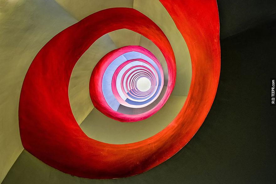 建築類別: "樓梯底下" (Under the staircase) by Holger Schmidtke, Germany, 2014 Sony World Photography Awards