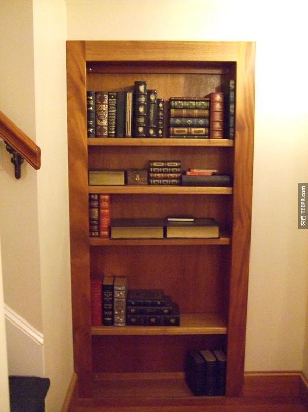 看起來就像是一個很普通的書櫃。