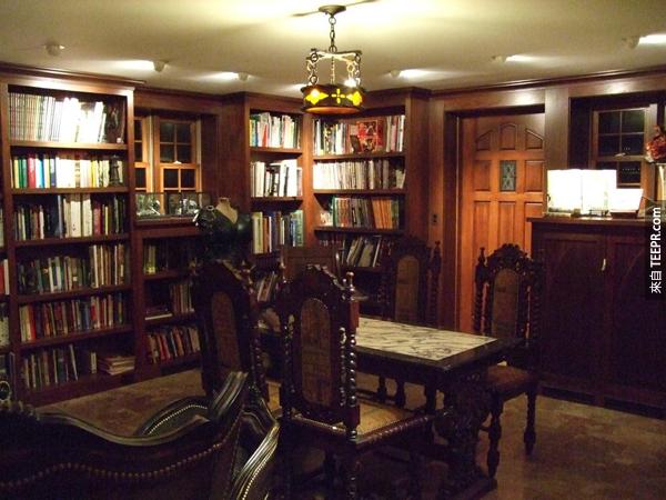 裡面擺滿了書跟高貴的家具。