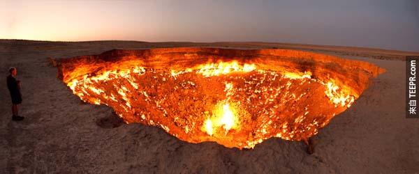 14.) 土庫曼斯坦的 "去地獄的門戶" 有60米寬跟20米深。它是一個巨大的噴火口，持續不停的燃燒跟釋放硫磺的味道。