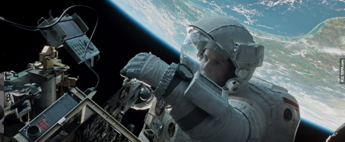 珊卓·布拉克看起來就是在外太空拍攝！