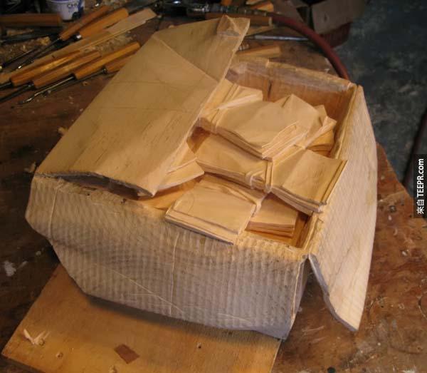 他花了好幾個小時把盒子邊上的條紋給雕刻出來，就為了把這個木盒子做的連近看都看不出來。