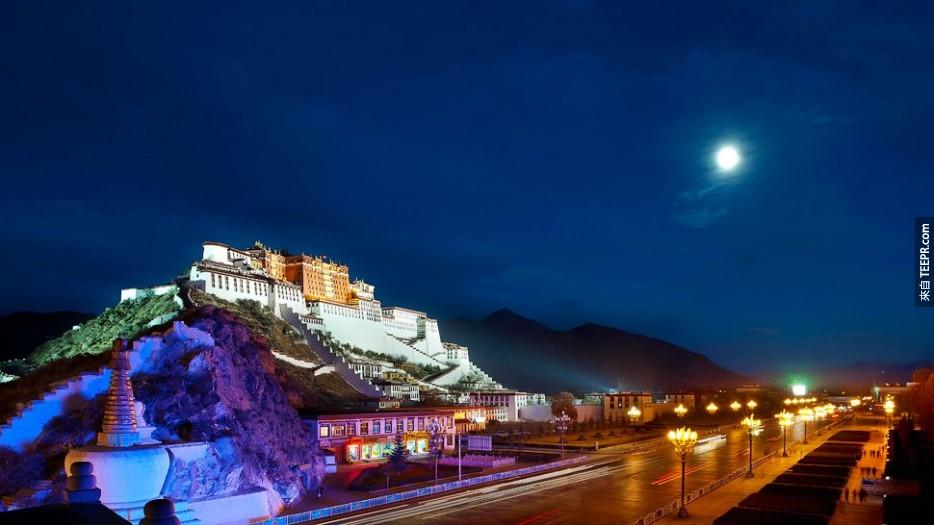 瑞吉 (St. Regis)，西藏拉萨  位在在海平面12000英尺的高度，传统藏族瑞吉酒店提供给你布达拉宫，大昭寺的迷人景色。