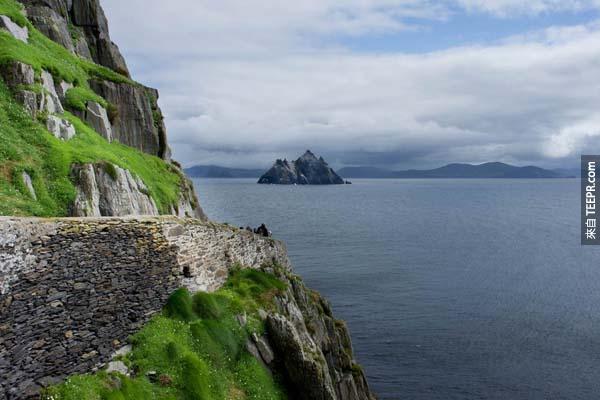 斯凱利格·邁克爾島徑道（Skellig Michael，愛爾蘭）: Skellig Michael就在愛爾蘭島附近，島上有古老的基督修道院，建於6到8世紀期間，不過12世紀之後就被遺棄。這座島和修道院被列為UNESCO世界遺產之一，峭壁間有個600多步的石道小徑，歷史悠久長達1000多年，使得四海包圍的Skellig Michael散發著古老神秘的氣息。