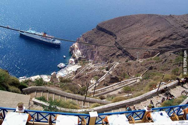 6.) 聖托里尼驢子之徑（Santorini’s Donkey Path，希臘）：驢子之徑？沒錯，聖托里尼就是有讓驢子步行的小徑。這個蜿蜒小徑有4265英尺長，657階梯，讓人愜意漫步的時候還可以欣賞大海的平靜。