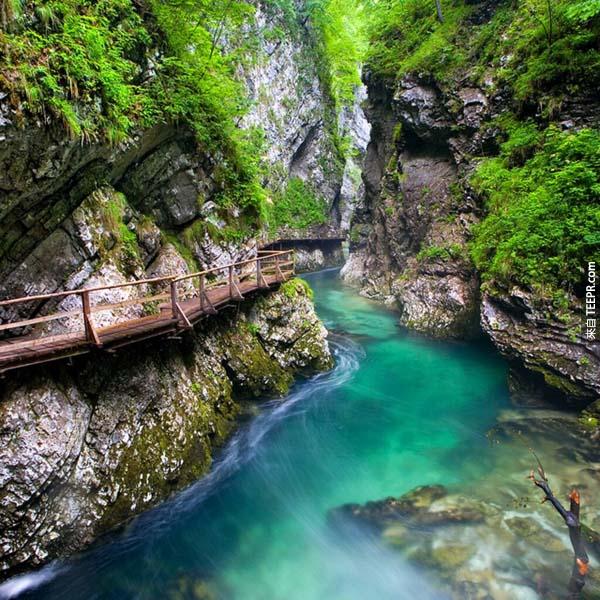 9.) 文特加峽谷之徑（Vintgar Gorge Trail，斯洛維尼亞）: 斯洛維尼亞（Slovenia）這個國家最美的地方之一，就是文特加峽谷。它就在Gorje城市裡，優美的風景是由Radovna河和160到330英尺高的峡谷陡壁所構成，斜谷大概有820英尺。青翠綠意和細長流水，是個可以和情人或是好友一起來遊玩的景點。