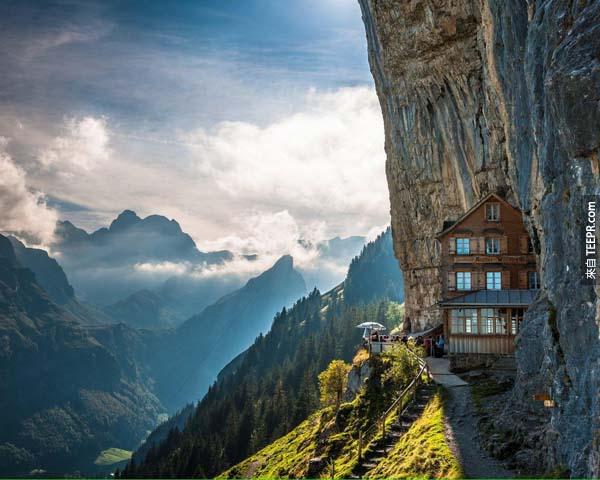 10.) Ebenalp Paths（瑞士）：Ebenalp是Appenzell Alps最北端的頂峰，跟著Ebenalp步道往上登，就像是閱讀一本瑞士的童話故事，翻頁間你會發現Aescher山上的餐館。這家餐館似乎隱藏在山壁間，一邊享受當地美食，你還可以一邊欣賞仙境般的雲海，而且登山路程只需20分鐘，心動了吧？