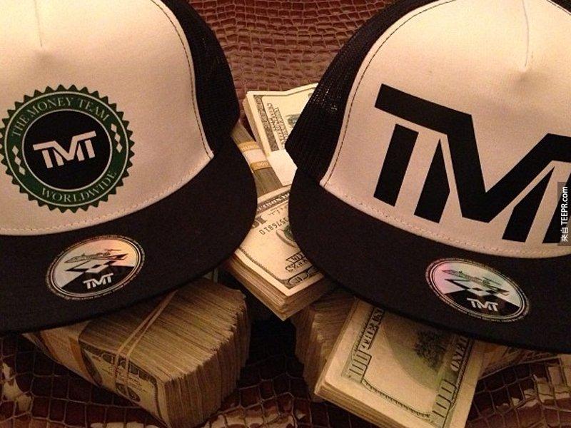 19. 他為了推廣他的品牌 "The Money Team" ，他把這些帽子跟一堆1萬元一疊的鈔票一起拍照。