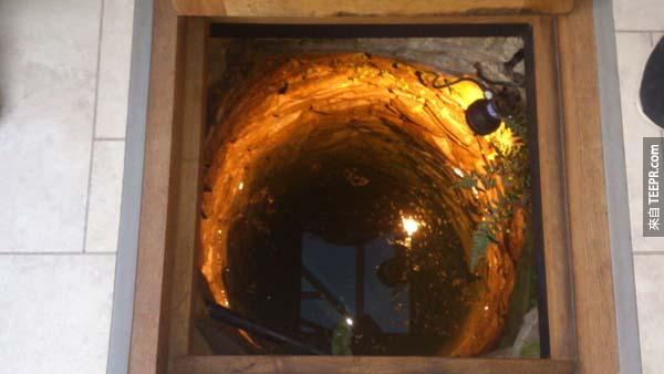 下面就是一個井，但是也看不出下面到底有什麼。