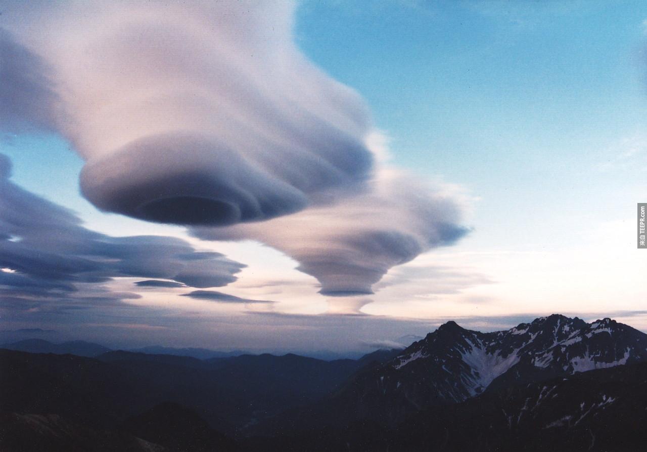 6. 飛碟雲 (Lenticular Clouds)