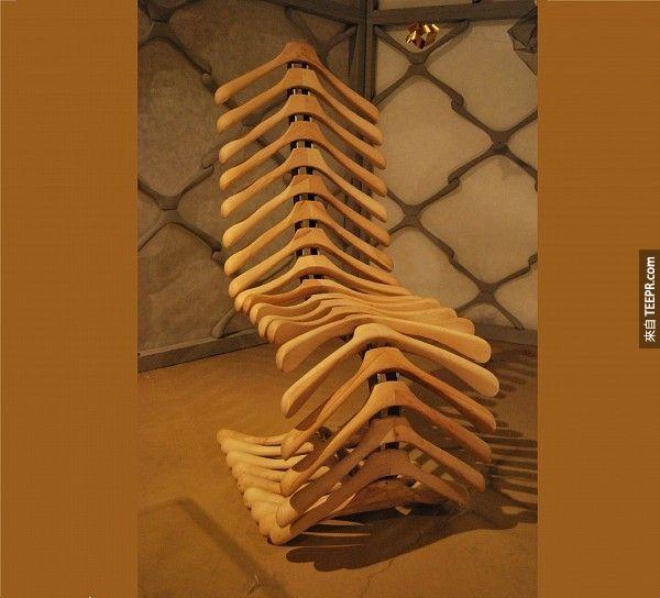 16. 用衣架做成的椅子。