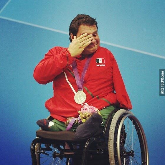8. Arnulfo Castorena在墨西哥残障人士运动会的游泳项目，赢得他人生中第一次的金牌。