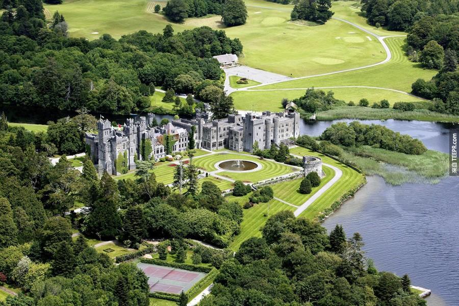阿什福德城堡酒店 (Ashford Castle Hotel)，爱尔兰  这个800年历史的城堡旅馆让你一生中至少有一次像个国王住在城堡里生活。