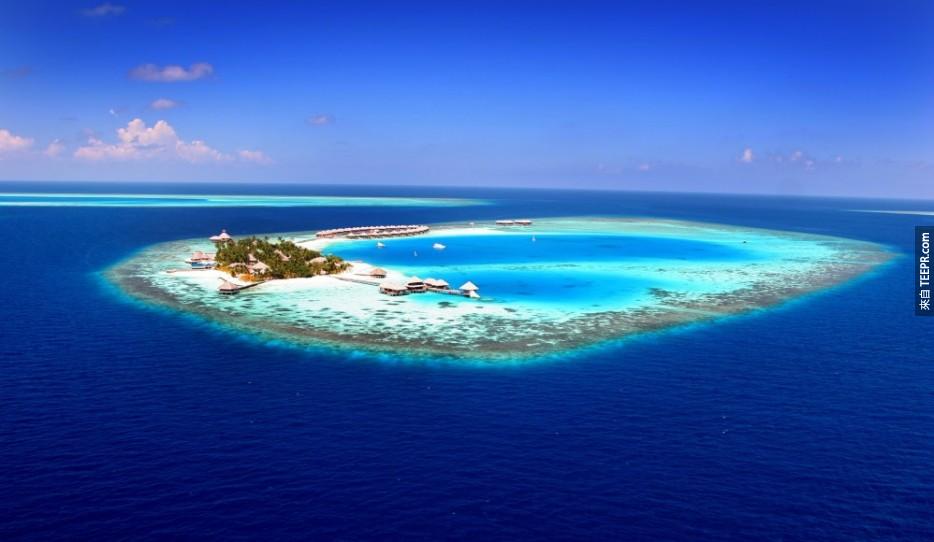 芙花芬度假村 (HuvafenFushi Resort)，馬爾代夫  'HuvafenFushi'當地語言的意思是“夢想島”，在馬爾代夫難道還有比這裡更好地度假島嗎？ 從國際機場乘坐豪華快艇只需30分鐘就可以抵達這座美麗的私人島嶼。 盛大的洋房內設有世界上第一個水下溫泉，私人泳池。 有眾多的空間來盡情水上嬉戲，一點都不會感到無聊。