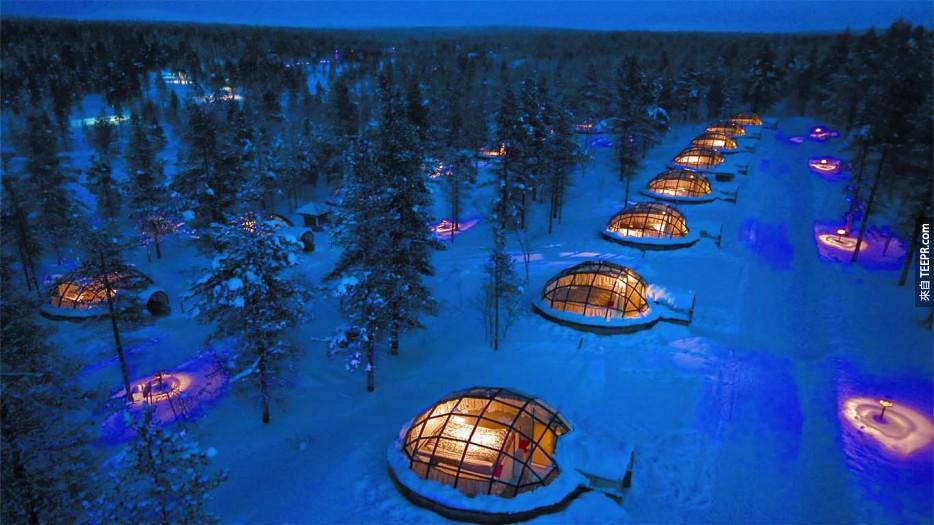 薩利色爾卡酒店 (Hotel Kakslauttanen)，芬​​蘭  每年都有成千上萬個人湧向這個偏僻的位置，就為了觀賞壯觀的北極光。因為這個地點遠離城市污染，所以在這裡可以清清楚楚的看到一個完整的星空。
