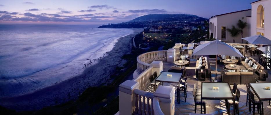 丽思卡尔顿酒店 Laguna Niguel (Ritz Carlton Laguna Niguel)，美国加州  栖息在150英尺的悬崖上，丽思卡尔顿酒店 Laguna Niguel 是喜爱加州豪华风格的旅客的最爱。