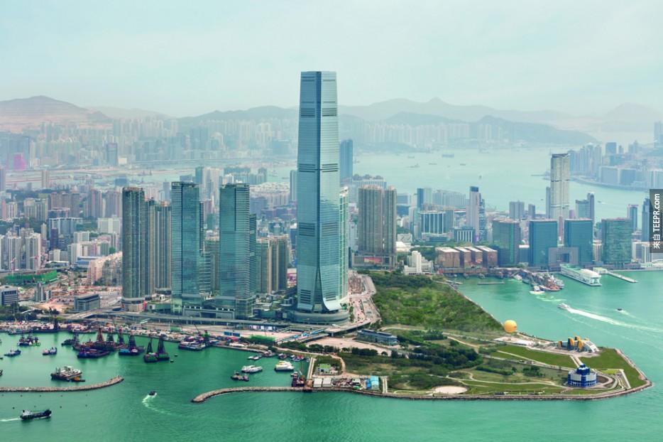 丽思卡尔顿酒店 (Ritz Carlton)，香港  丽思卡尔顿酒店是全世界最高的旅馆，可欣赏到城市的美景。