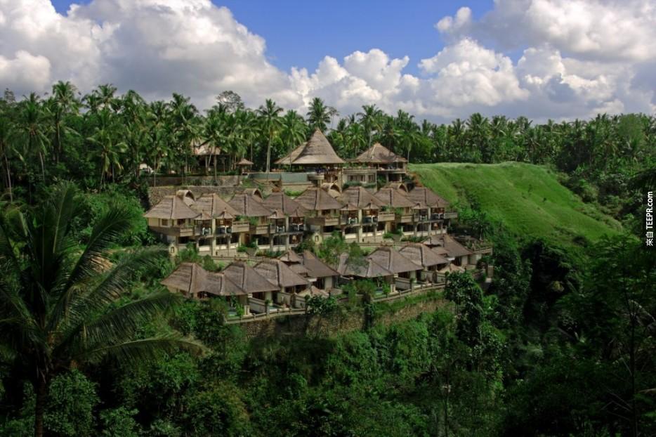 總督酒店 (Viceroy Hotel)，巴厘島  坐落在巴厘島的“國王谷”的總督酒店擁有眾多的豪華泳池別墅。 巴厘島的皇室曾居住在周圍的小鎮上，參觀完總督酒店後，你就會感覺自己也像是皇室貴族。 別墅四周是驚人的熱帶環境，包括古樸的村莊，山谷頂部的游泳池，還有圖書館。