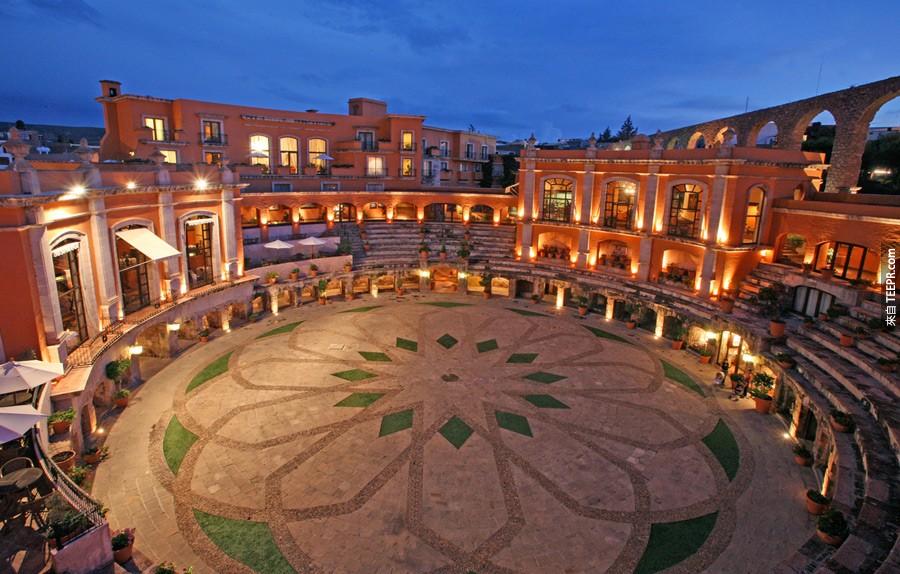 萨卡特卡斯酒店 (Quinta Real Zacatecas)，墨西哥  萨卡特卡斯酒店是由一所斗牛场改建的豪华酒店。 酒店结合了殖民时期建筑的辉煌和现代的奢华，这里的广场留给人们难忘的西班牙体验。 在客房内俯瞰中央广场，石头和木制的拱形床，传统的美食，混合著昨日和今天的迷人冲突。