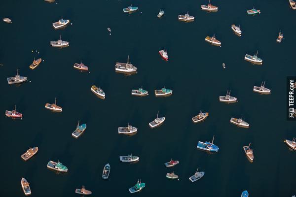 2.) 特里蒙特，緬因的海中一大群釣龍蝦船，就像是一件衣服上面的圖案。