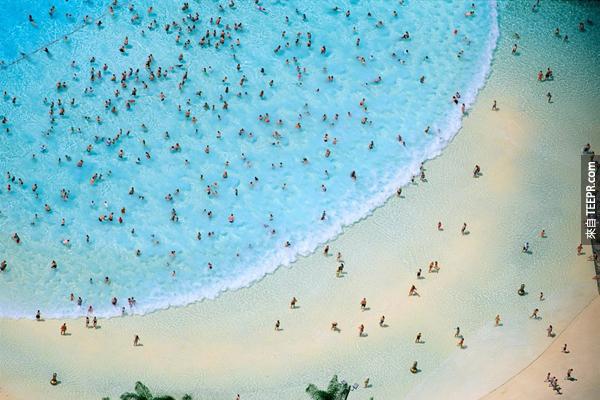 4.) 奧蘭多，佛羅里達州的一個海灘泳池，看起來就是一大群螞蟻。