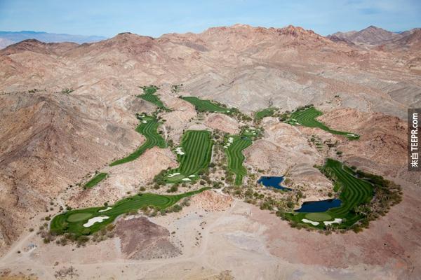 9.) 一座綠油油的高爾夫球場在拉斯維加斯的沙漠裡看起來像是一個綠洲。