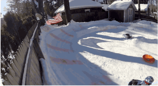 1.) 一個無舵雪橇場！美國紐約長島地父親Jay Venini幫他的孩子蓋地迷你雪橇場。