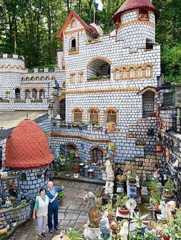 14.) 這個後院的童話故事城堡花了 Heinz 和 Hildegard Schnonewolf 37年建造 (位在德國)。太有毅力了...