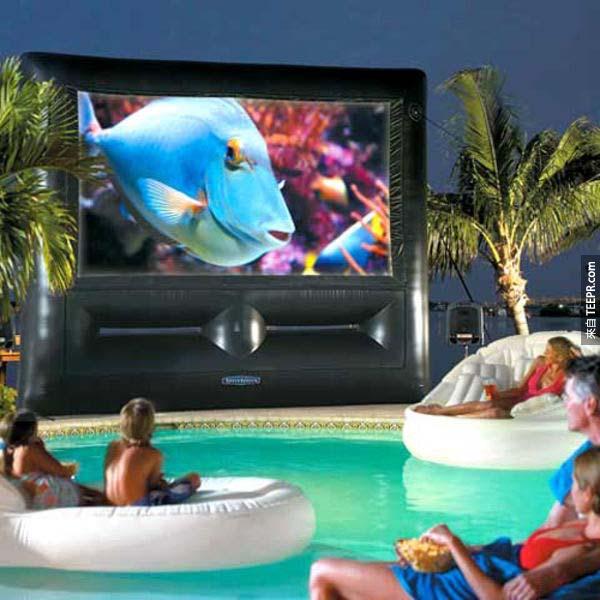 15.) 充氣電影大螢幕。而且還有游泳池！