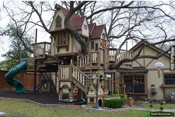 6.) 這個不算是後院裡的樹屋吧...看起來比他們的房子都還要豪華 (Steve 和 Jeri Wakefield孫子女做的)。