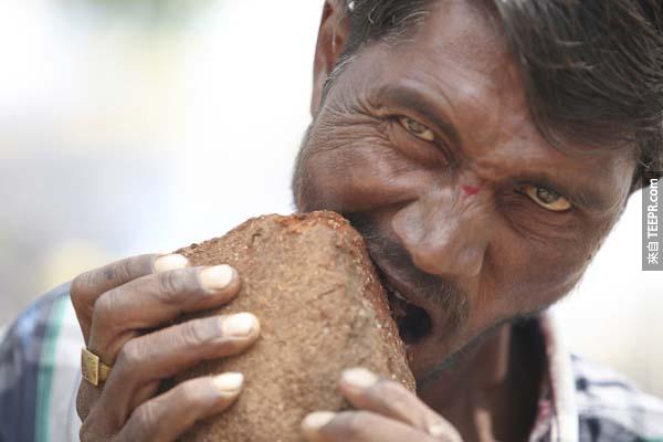 30歲的 Pakkirappa 吃磚頭、泥土、土和石頭吃上癮了。