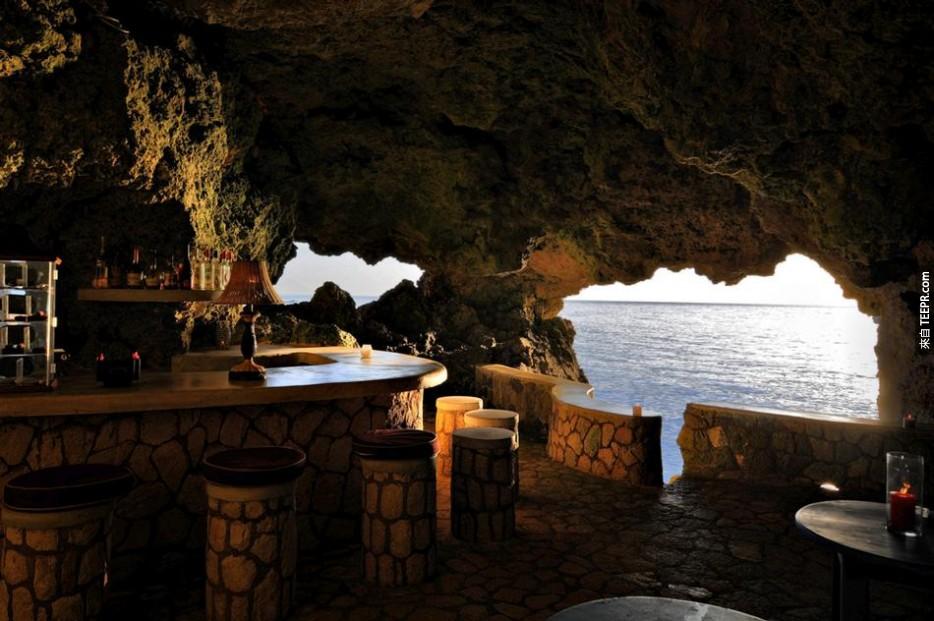 洞穴度假村 (The Caves Resort)，牙买加  这个山洞度假村是内置在牙买加海岸线石灰石悬崖里面。洞穴的位置跟大西洋海非常近，所以度假村外面的悬崖壁基本上就是充满古化石的海洋博物馆。