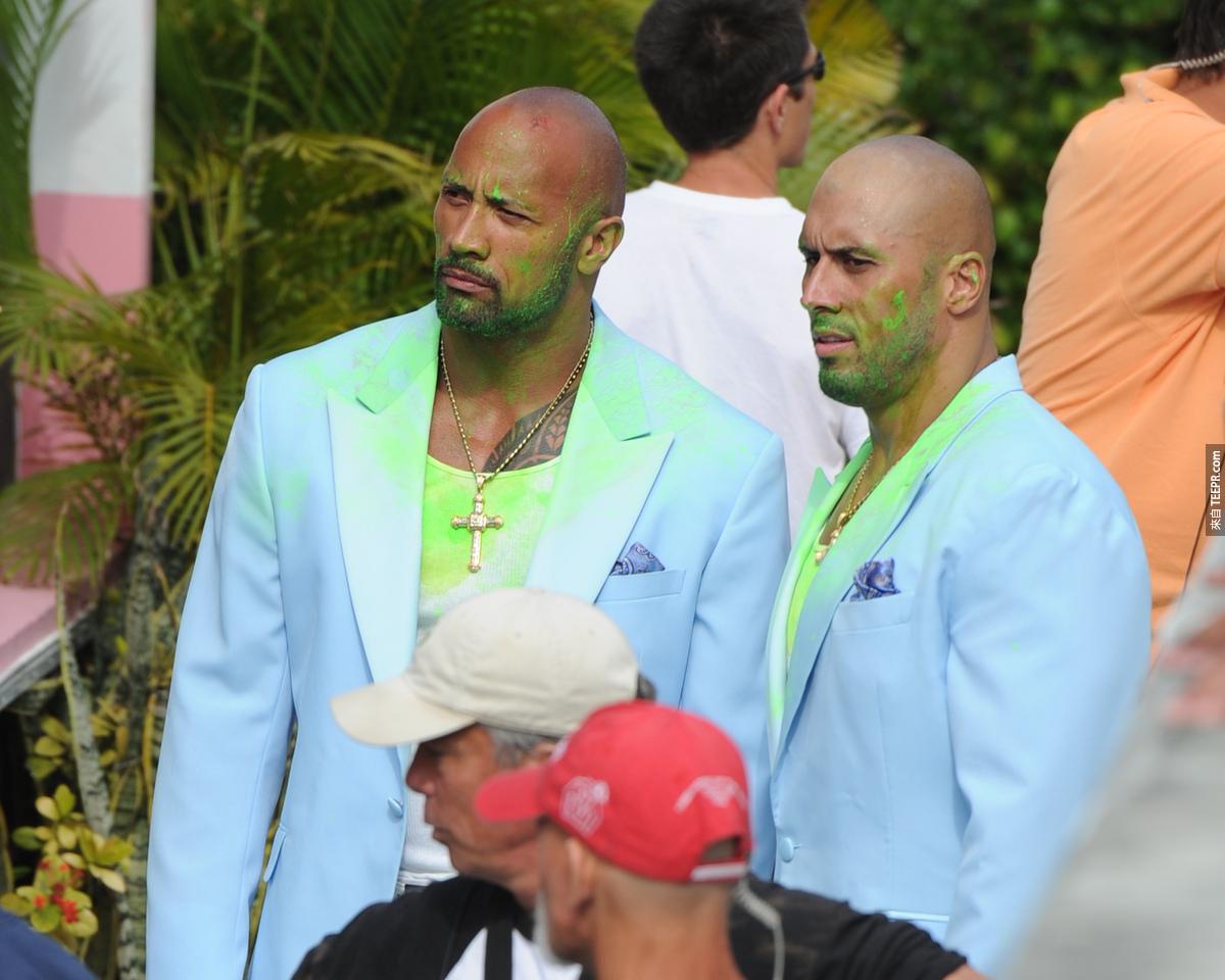 5）巨石強森（左）和他的特技替身在《不勞而禍》的拍攝現場 (4月14日2012 邁阿密)。