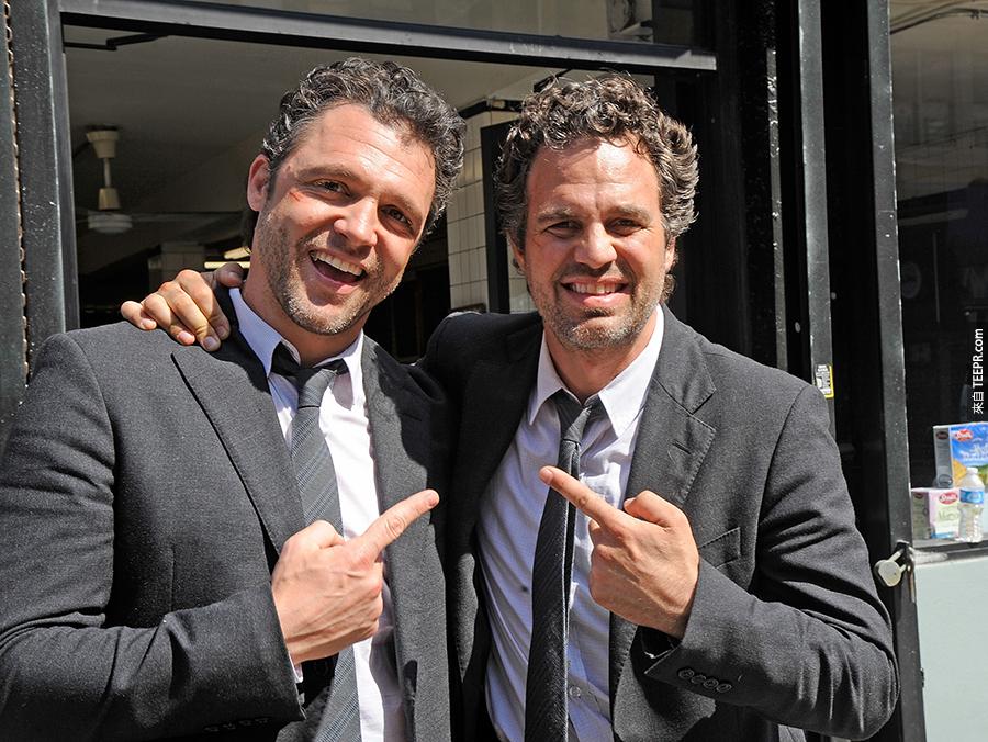 8）马克鲁法洛（右）和跟他长得超像的特技替身安东尼·莫利纳里纽约市2012年3月22日拍摄 《出神入化》。