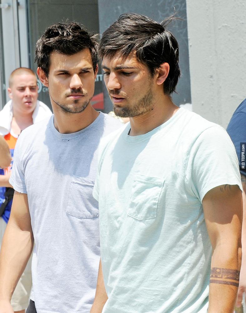 7）泰勒·洛特納（左）與他的特技替身 (2013年6月24日 紐約市) 拍攝 一 《跑酷》。