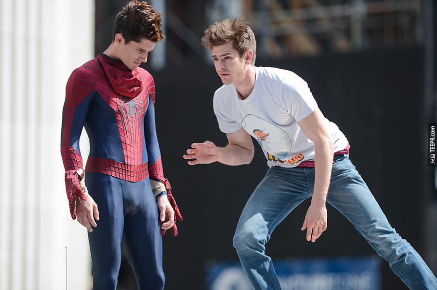 10）演员安德鲁·加菲尔德（右）与他的特技替身在麦迪逊广场公园 (纽约市) 拍摄《蜘蛛侠2》。