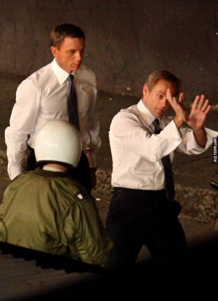 9）扮演詹姆斯·邦德的丹尼爾·克雷格（左）目不轉睛得看著他的特身演示出在《量子危機》裡的巴拿馬市的打鬥畫面。