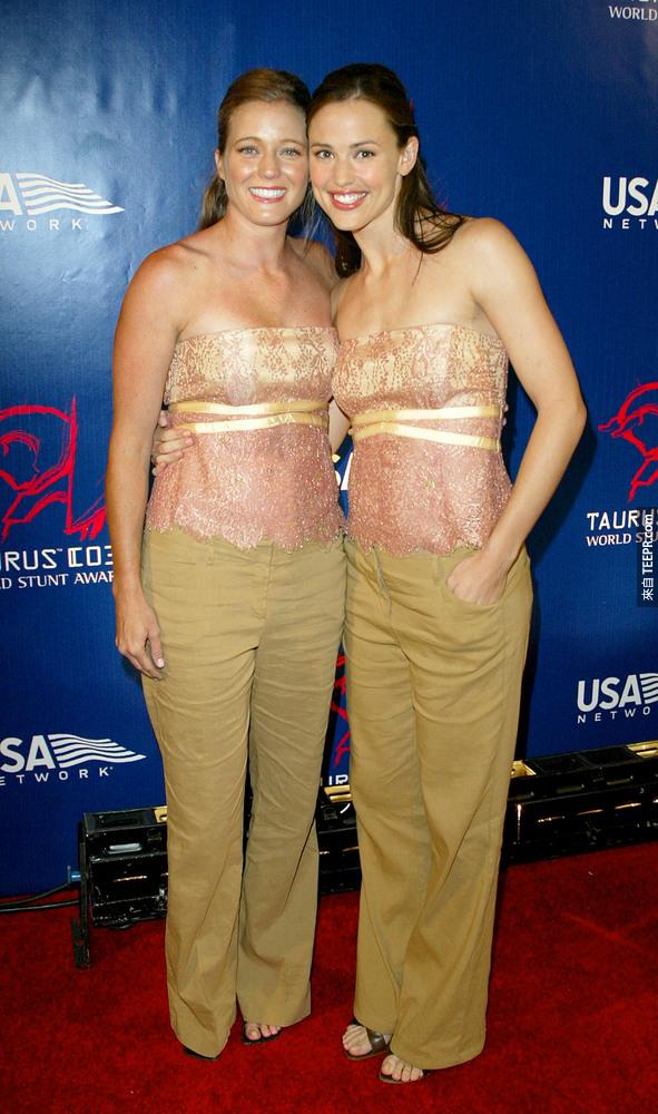 14）女主角詹妮弗·加納（右）和她的替身莎娜Duggins出席第三屆金牛世界特技大獎典禮 (派拉蒙影城好萊塢，加州 6月1日 2003年) 。