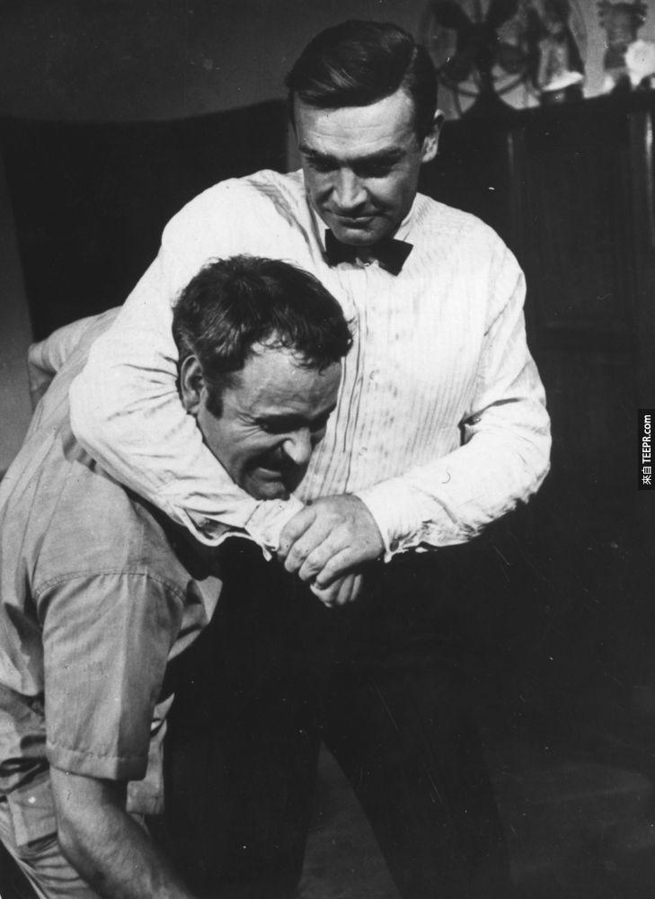 13）被稱為最出色的詹姆斯·邦德的肖恩·康納利（右）扣住自己的特技替身Alf Joint (《金手指》的拍攝過程)。