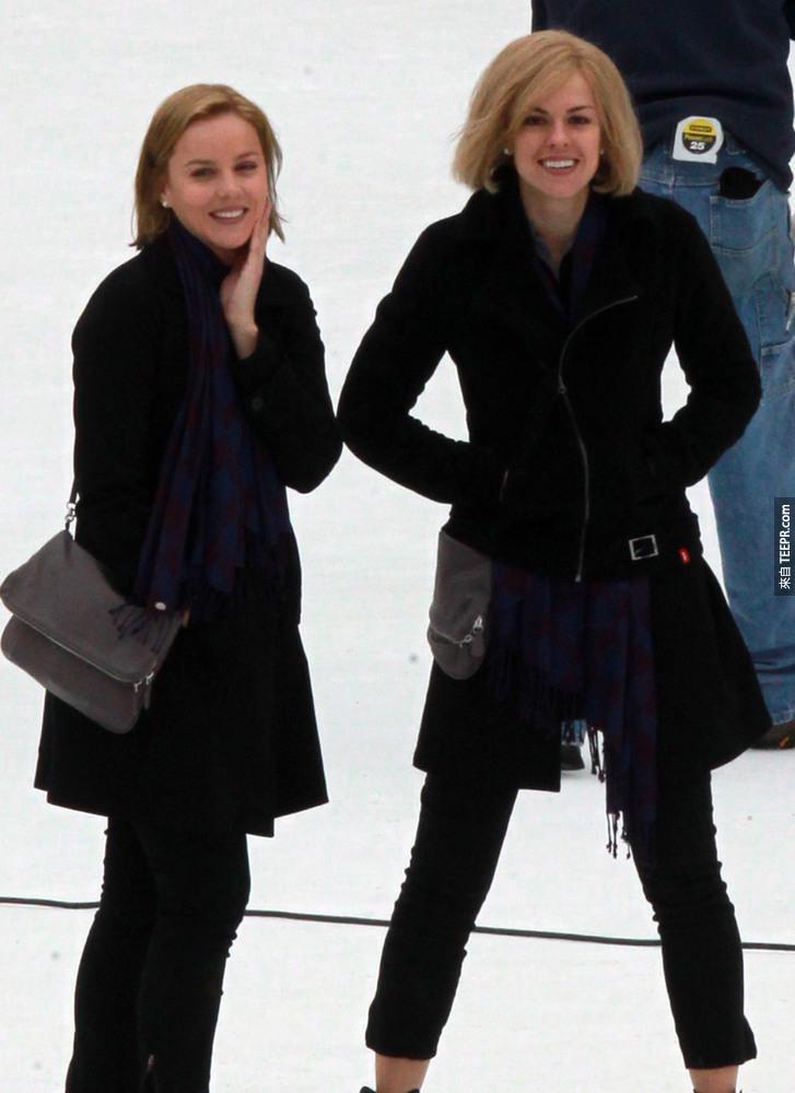 12）女演员艾比考尼什（左）在冰河上与她的特技替身在纽约市拍摄《药命效应》。