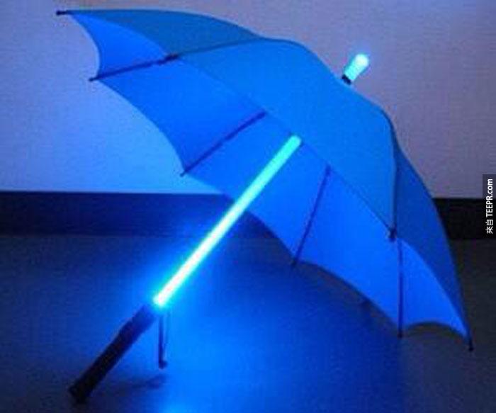 1) 这就是光剑雨伞。可以一边挡雨，一边打击恶势力。