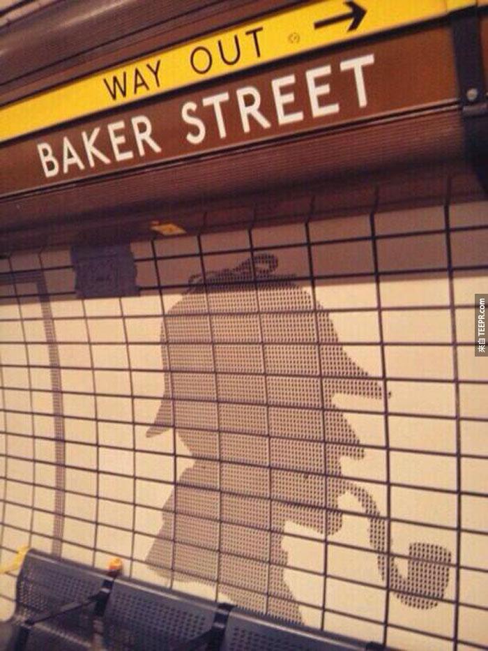 15) 倫敦地下鐵的Baker Street 有一個福爾摩斯的壁圖 (因為在書裡面，這個街就是福爾摩斯著的地方)。