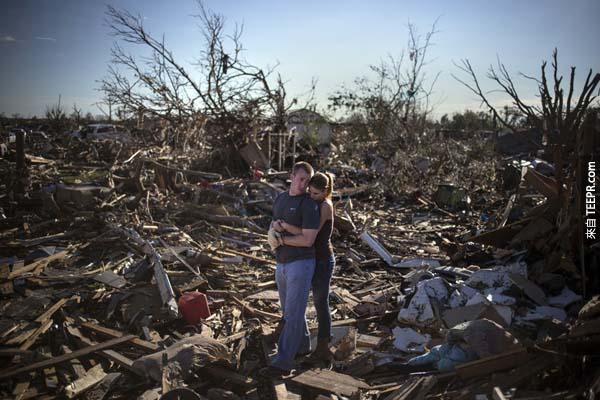 一对奥克拉荷马州（Moore, OK.）的夫妇哀悼被龙卷风摧毁的家园。