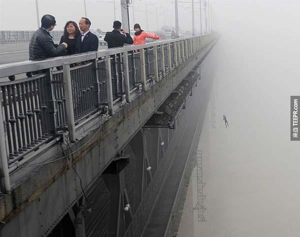 一名中国男子因为想跳下武汉大桥寻短而被政府监禁，因为他的爱人不久前才刚刚也跳下了这座桥。