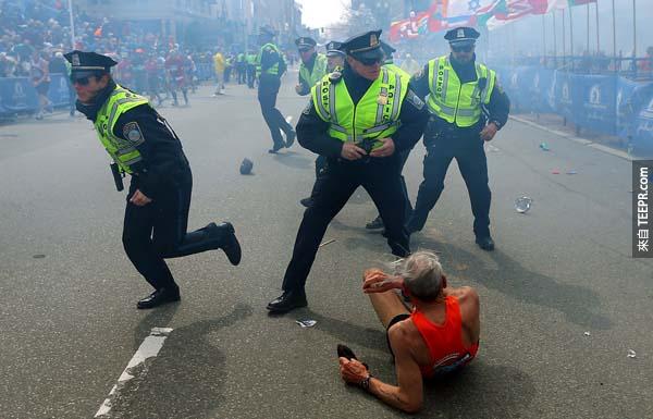 波士顿马拉松遭到炸弹客的袭击，当下警察们还来不及做出反应，而很多跑者都跌倒在地上。