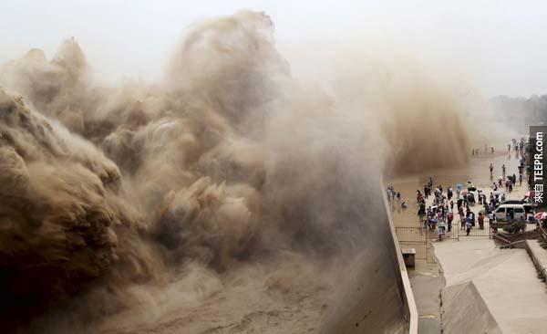 中国人民围观在黄河旁，眼睁睁地看着洪水因为政府试图拆除围墙而疯狂地大量涌出。