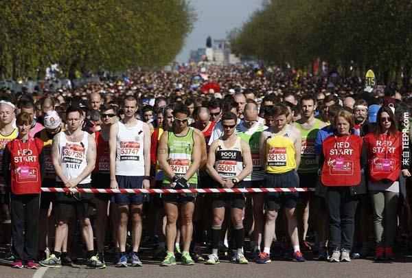 參加倫敦馬拉松競賽跑者們嚴肅默哀的片刻，以表達對於波士頓馬拉松所發生的悲劇事件弔唁與尊敬。
