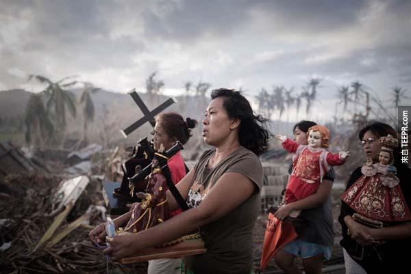 超级飓风海燕（Haiyan）的幸存者虔诚地进行了宗教游行仪式。